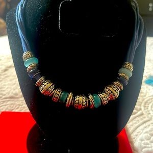 Glass beads and silver tone beautiful necklace preowned